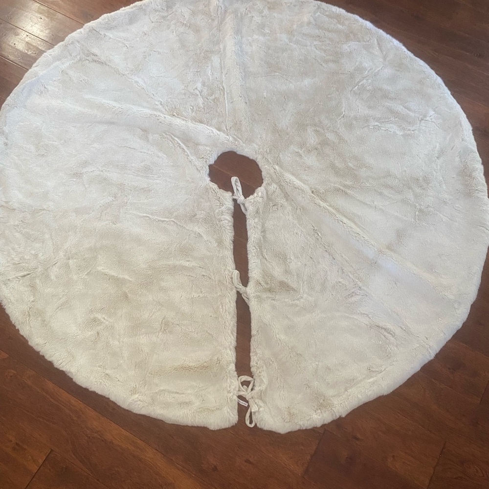 Pottery Barn Faux Fur Alpaca Tree Skirt